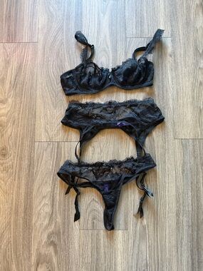 Journelle lingerie set worn once
34b top 
Size medium bottoms